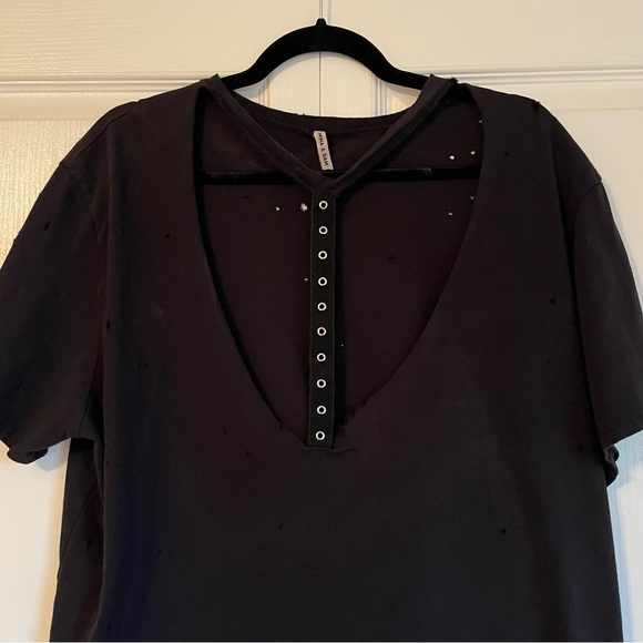 EUC Women’s Emma & Sam Short Sleeve Distressed Tee in Black  - Medium - Picture 4 of 8